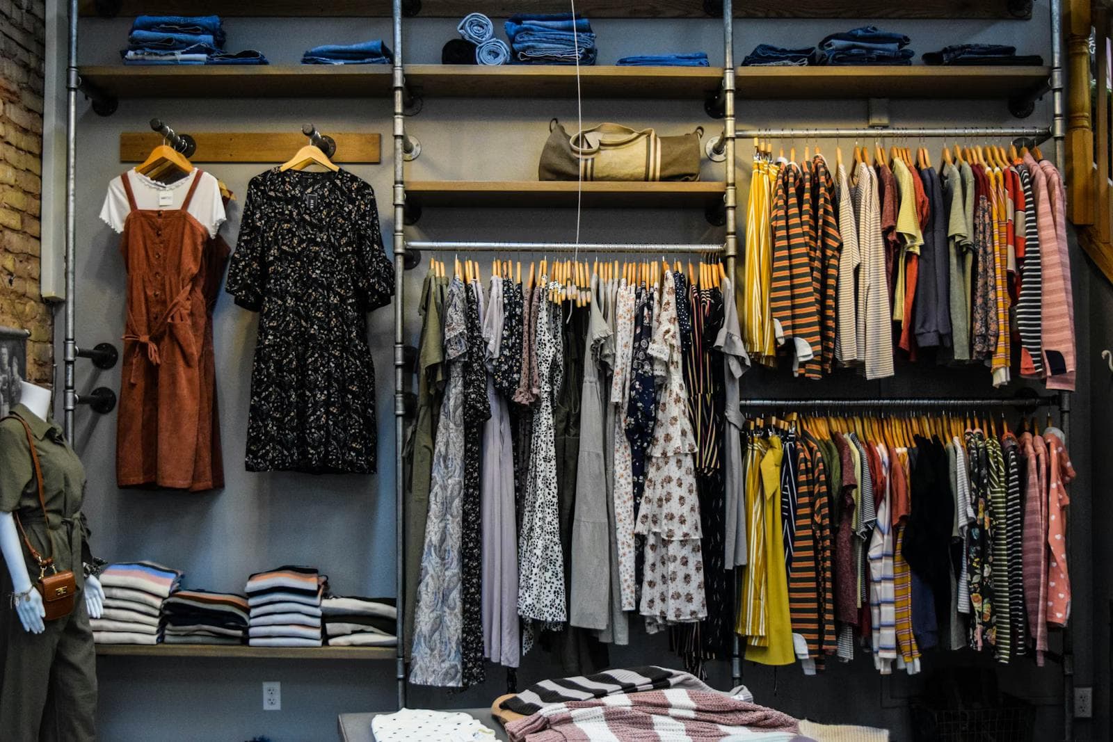 Garance M. dans son commerce Atelier Garance